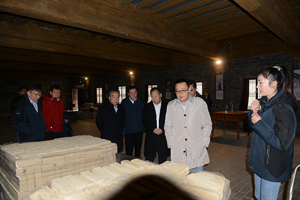 華潤雪(xuě)花(huā)啤酒董事長(cháng)兼總經理(lǐ)侯孝海 參觀考察山(shān)東景芝白酒有(yǒu)限公(gōng)司