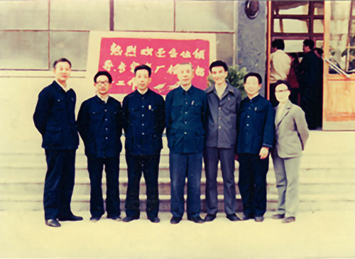 1985年5月，芝麻香學(xué)術讨論會在景芝酒業召開。周恒剛（中(zhōng)）、沈怡方（右三）、金佩璋（右一）、于樹民(mín)（右五）等與公(gōng)司人員合影