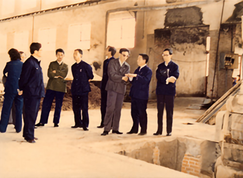 1985年5月，芝麻香學(xué)術研讨會在景芝酒業召開。周恒剛、沈怡方、季克良等釀酒專家在釀酒車(chē)間指導工(gōng)作(zuò)