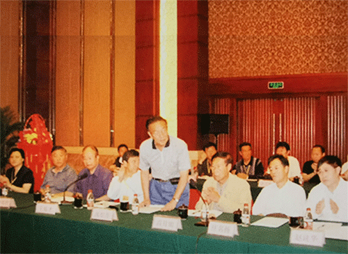 2006年9月，著名(míng)白酒專家（從右至左）趙建華、莊名(míng)揚、高月明、沈怡方、王延才、梁邦昌、栗永清、熊正河在中(zhōng)國(guó)芝麻香白酒高峰論壇上