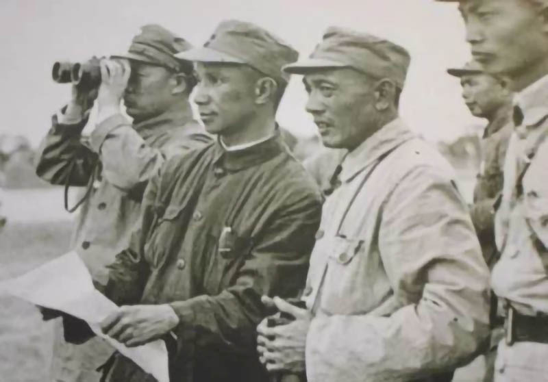 3.1947年，粟裕(左二)在前線(xiàn)指揮.jpg