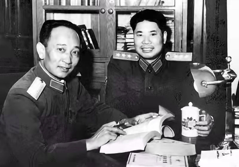 2.孫繼先（左二）與楊得志(zhì)_1.jpg