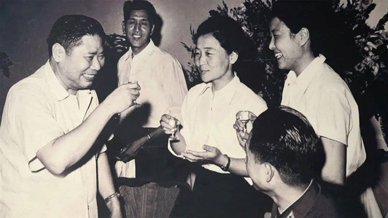 4.楊得志(zhì)用(yòng)景陽春招待外賓.jpg
