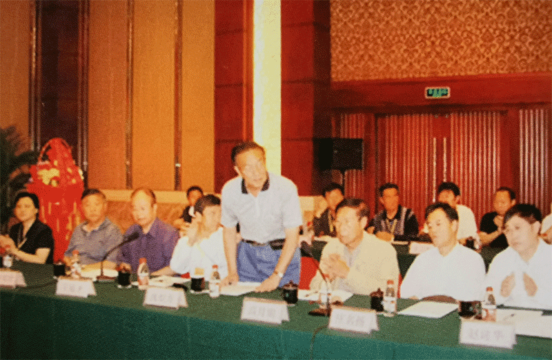 6 2006年9月，著名(míng)白酒專家（從右至左）趙建華、莊名(míng)揚、高月明、沈怡方、王延才、梁邦昌、栗永清、熊正河在中(zhōng)國(guó)芝麻香白酒高峰論壇上.png