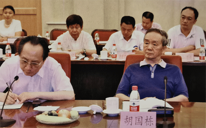 5 胡國(guó)棟（右），著名(míng)色譜分(fēn)析專家，在景芝指導工(gōng)作(zuò).png