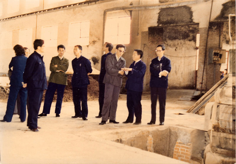 3 1985年5月，芝麻香學(xué)術研讨會在景芝酒業召開。周恒剛、沈怡方、季克良等釀酒專家在釀酒車(chē)間指導工(gōng)作(zuò)1.jpg
