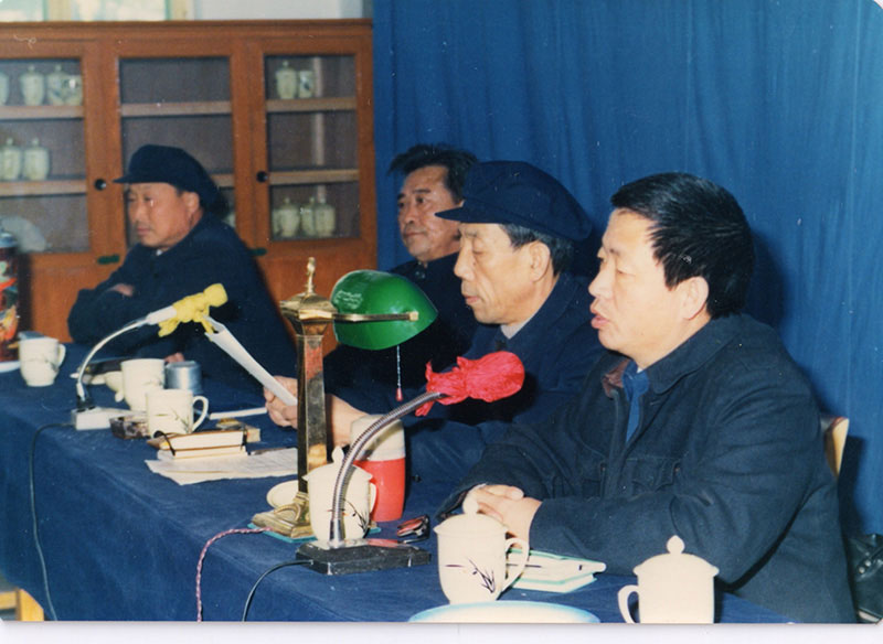 1 于樹民(mín)工(gōng)程師（右二）在芝麻香白酒技(jì )術協作(zuò)會議上.jpg